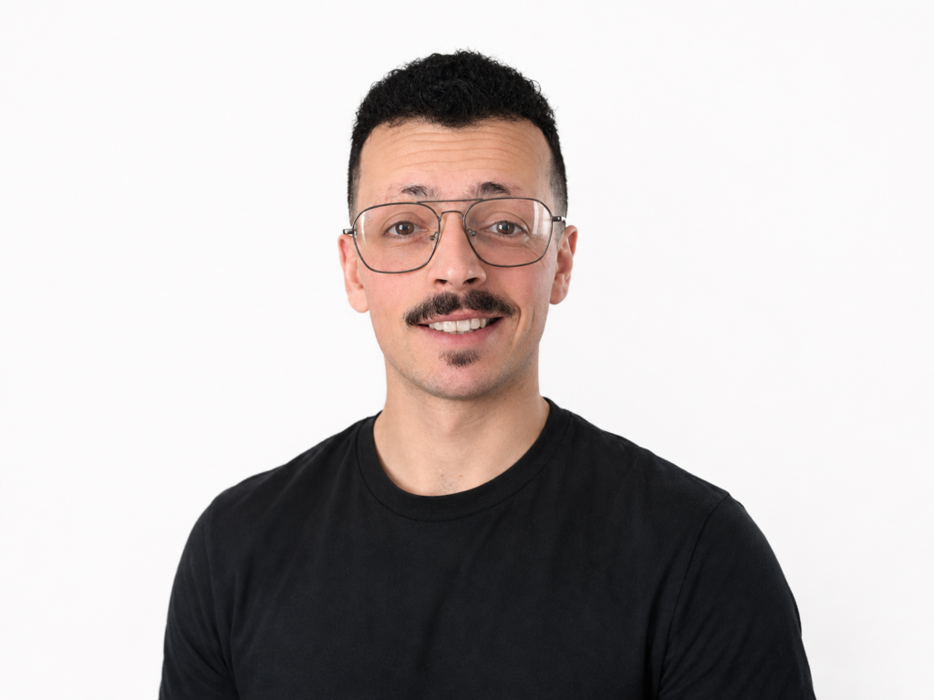 yoseba pena fernandez con gafas